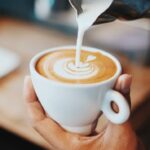Hoe kan een goede koffiemachine de werksfeer in jouw verbeteren?